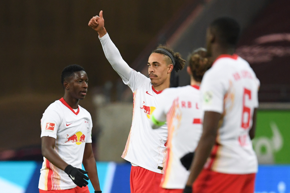 Leipzigs Yussuf Poulsen (2.v.l.) bejueblt sein Tor zum 1:1 gegen Eintracht Frankfurt.