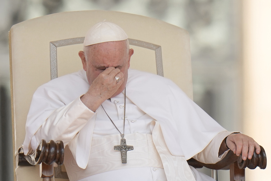 Wie geht es Franziskus (86)? Der Papst reibt sich die Augen während seiner wöchentlichen Generalaudienz auf dem Petersplatz.