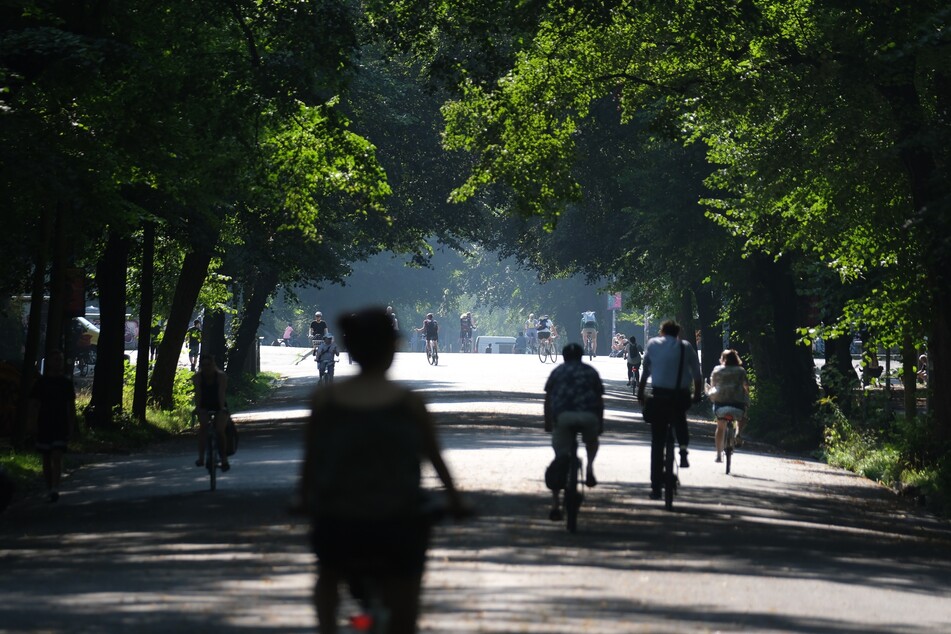 Beliebt bei vielen Leipzigern: mit dem Fahrrad durch den Clara-Zetkin-Park radeln.