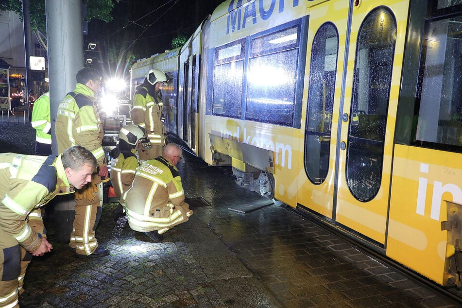 Mithilfe von Metallplatten konnte die Bahn wieder auf das Gleis gebracht werden.