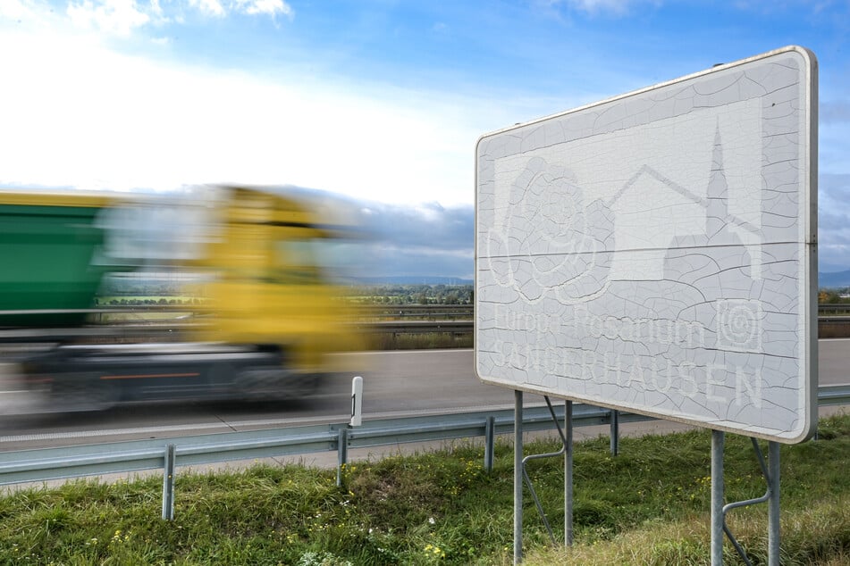 Verblasst und von der Zeit gezeichnet: die Autobahn-Hinweisschilder für das weltweit größte Rosarium.