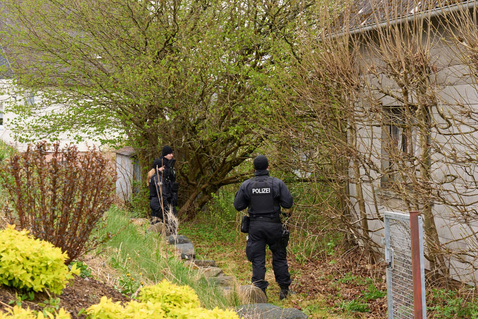 Mehrfach durchsuchte die Polizei das Gebiet rund um den Tatort im rheinland-pfälzischen Weitefeld.