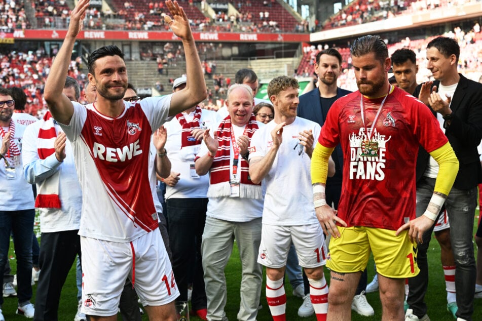 Gemeinsam mit Jonas Hector (l.) verabschiedete sich Timo Horn (3.v.r) nach dem letzten Saisonspiel gegen die Bayern von den FC-Fans.