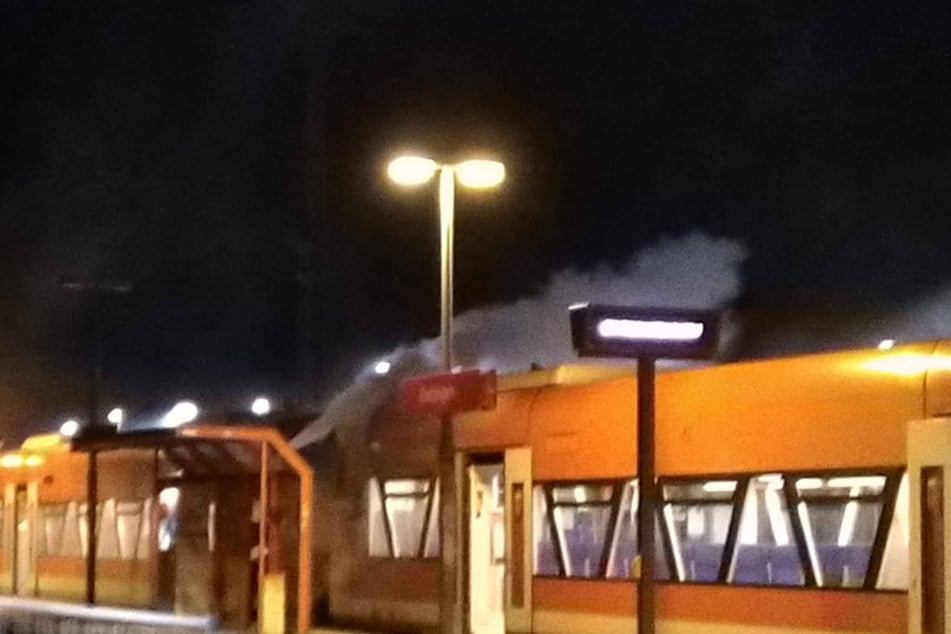 Der Zug fing Feuer und musste evakuiert werden.