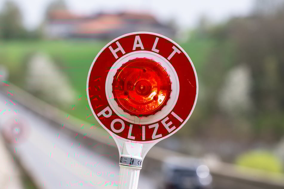 Ein Autofahrer versuchte auf der B19 bei Breitungen zu entkommen – die Polizei stoppte ihn schließlich. (Archivbild)