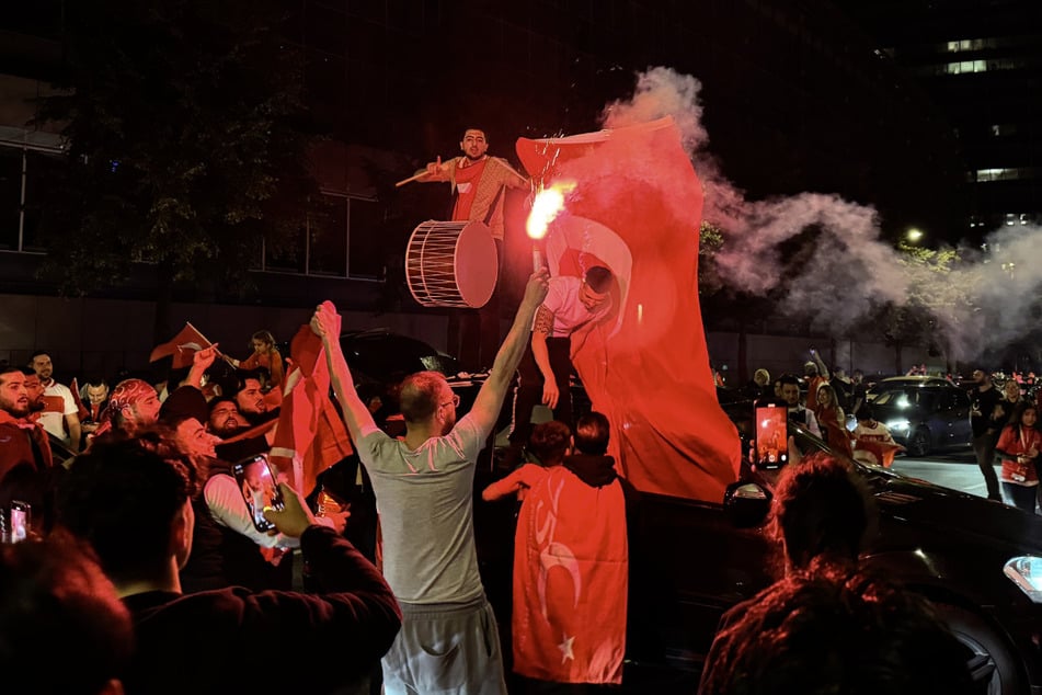 Hamburg: 2500 türkische Fans machen in Hamburg die Nacht zum Tag