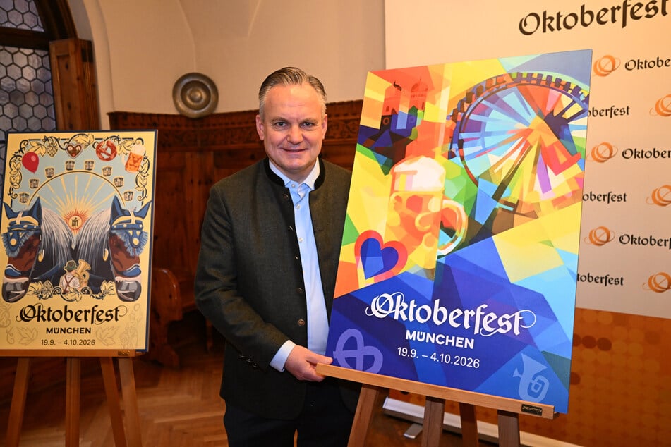 Wiesnchef Christian Scharpf stellt das offizielle Motiv zum Oktoberfest 2026 vor. Es wird auf dem offiziellen Plakat sowie auf dem städtischen Sammlerkrug und einer Reihe weiterer Produkte zu sehen sein.