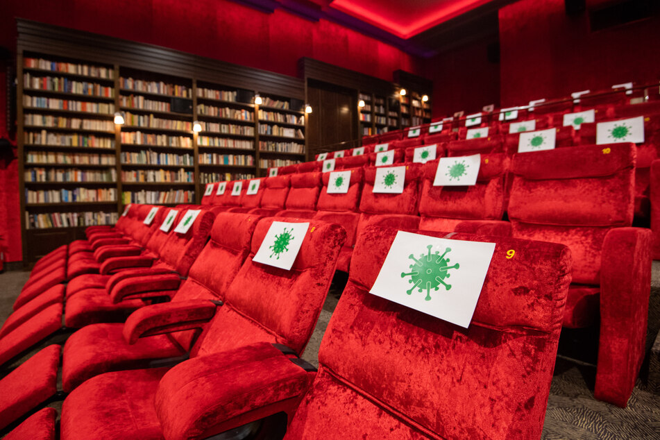 Zahlreiche Sitzplätze im Kino Astor Grand Cinema in Hannover sind mit Zetteln abgesperrt, damit Kino-Besucher einen Abstand von 1,5 Meter zueinander einhalten können.