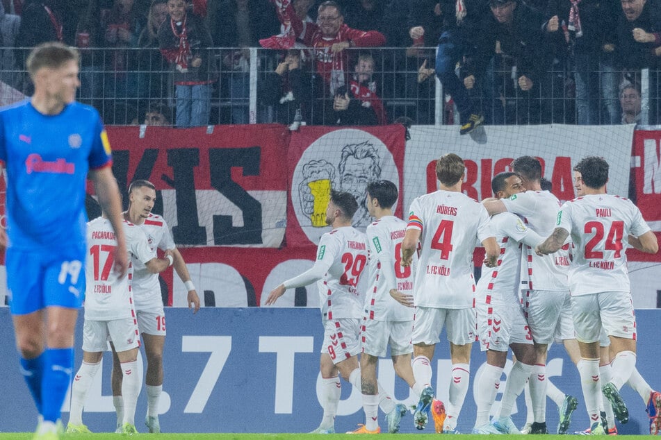 Kölns Tim Lemperle (2.v.l.) lässt sich nach seinem Treffer zum 1:0 von seinen Teamkollegen feiern.