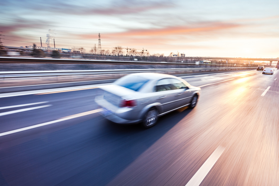 Ein unter Drogen stehender Autofahrer (53) aus Köln hat am Freitagmittag einen schweren Unfall auf der A4 bei Langerwehe im Kreis Düren verursacht. (Symbolbild)