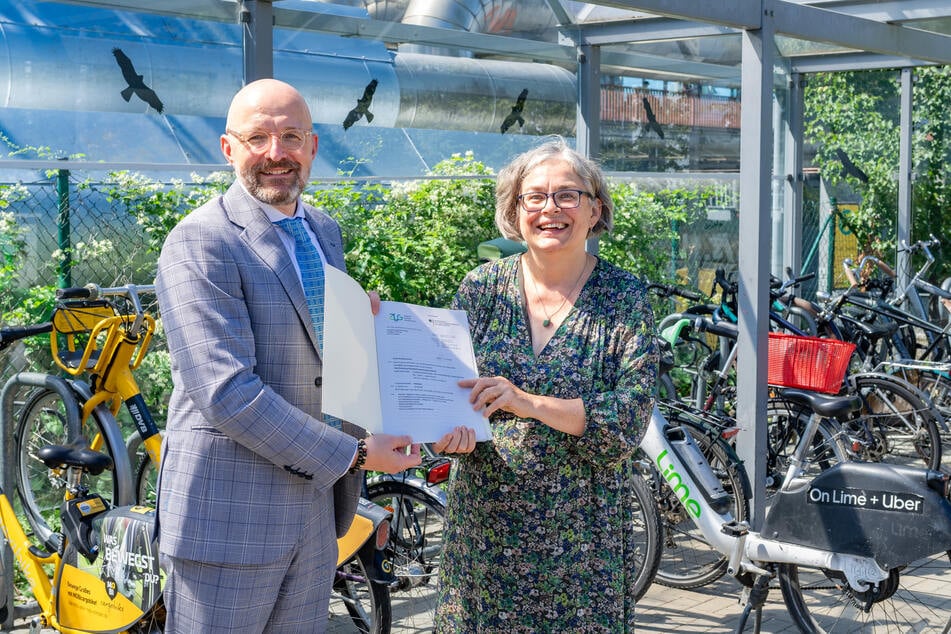 Thomas Kralinski (53, SPD) aus dem Bundesumweltministerium übergab am Dienstag Fördermittel an Umweltbürgermeisterin Eva Jähnigen (60, Grüne).