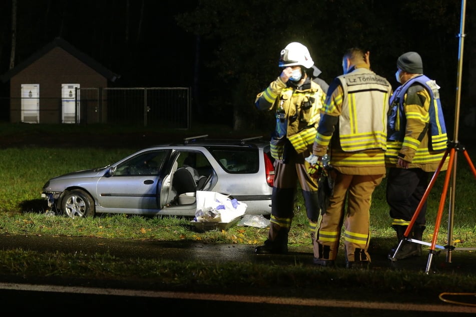 Das Unfall-Auto steht neben der Straße auf einer Wiese. Zuvor war der Fahrer in eine Menschengruppe auf einem Rad- und Gehweg geschleudert.
