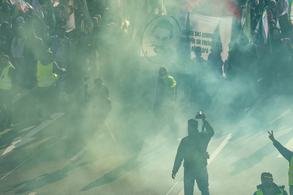 Bis auf das Zünden einiger Bengalos blieb es bei der Demo laut Polizei ruhig.