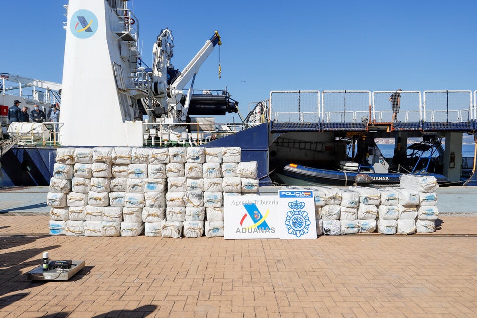 Im Nordatlantik wurde eine Jacht, die unter deutscher Flagge segelte, mit 2,5 Tonnen Kokain abgefangen. Das Rauschgift wurde im Hafen von Vigo sichergestellt.