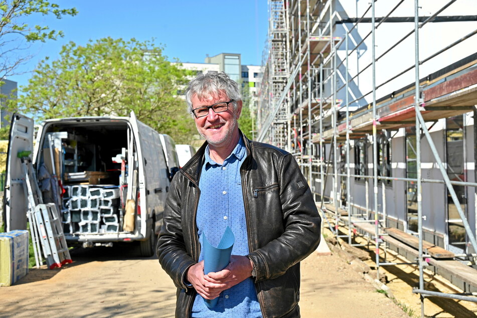 Der städtische Projektleiter, Roland Flämig (59), vom Schulamt vor dem Container-Bau.
