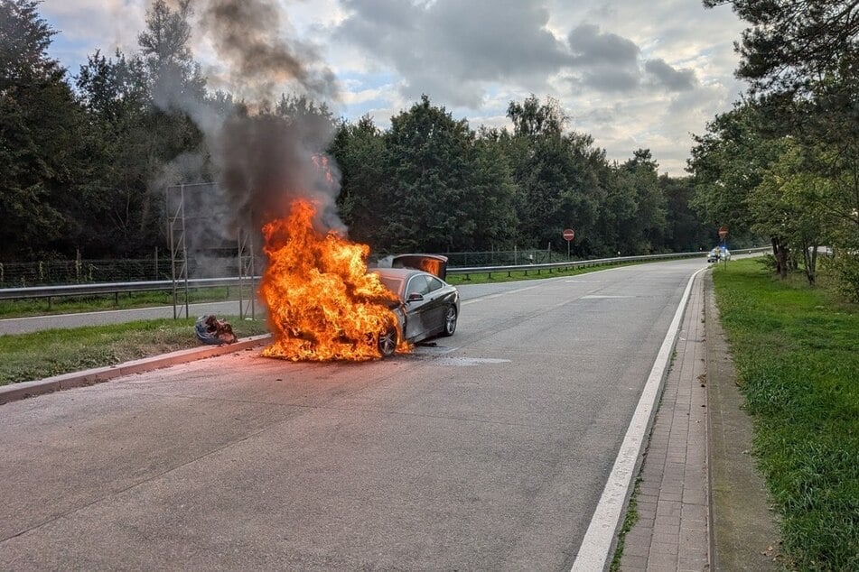 Das Feuer an dem BMW brach auf einem Parkplatz an der A27 aus.