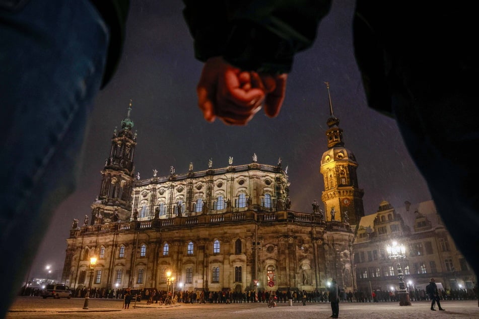 13. Februar - wie in jedem Jahr gibt es auch diesen Freitag wieder eine Menschenkette zum Gedenken an die Opfer der Bombenangriffe auf Dresden.
