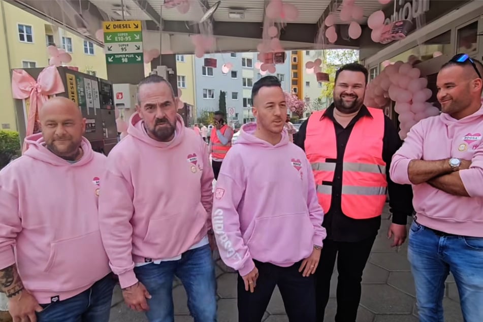 Der selbst ernannte "Klopapierkönig" Beat Mörker (M.) organisierte die Tank-Aktion gemeinsam mit weiteren Unterstützern.