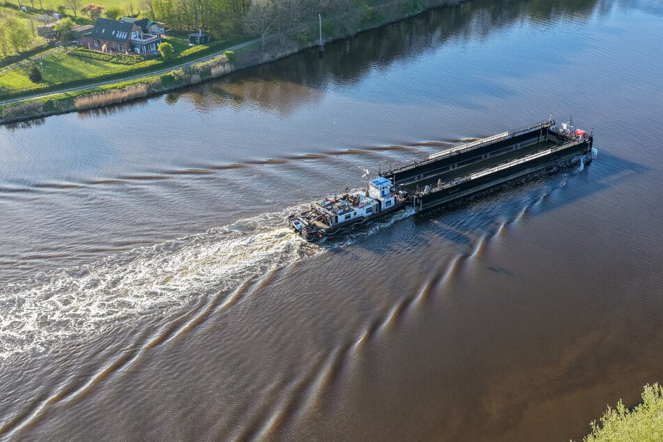 Das Schubschiff "Hans" machte sich noch am Sonntag auf in Richtung Wismar.