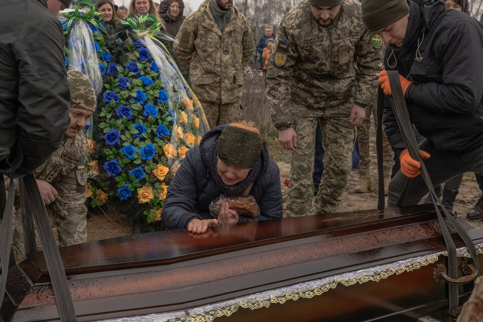 Nachdem die russischen Streitkräfte im April 2022 nach etwas mehr als einem Monat abgezogen waren, wurden laut ukrainischen Angaben bis August 2022 458 Leichen gefunden, von denen 419 Anzeichen dafür trugen, dass die Opfer erschossen, gefoltert oder erschlagen worden waren. (Archivbild)
