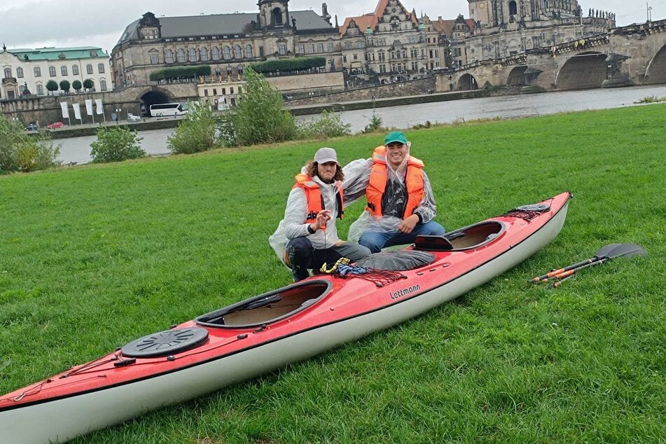 Matthias (30, l.) und Noa (20) haben bei Regenwetter viel vor: Sie wollen bis Hamburg paddeln.