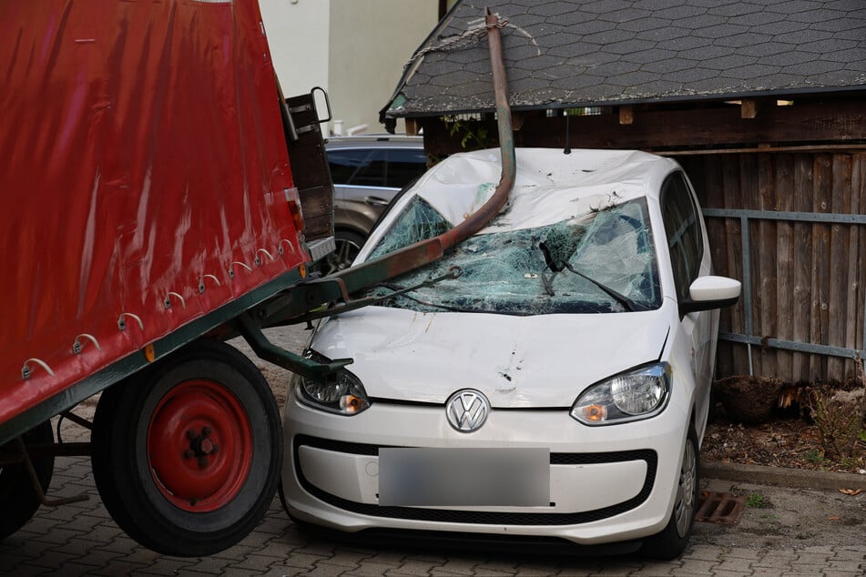 Ein Metallteil zerdrückte den VW buchstäblich - die Frontscheibe wurde völlig zerstört.