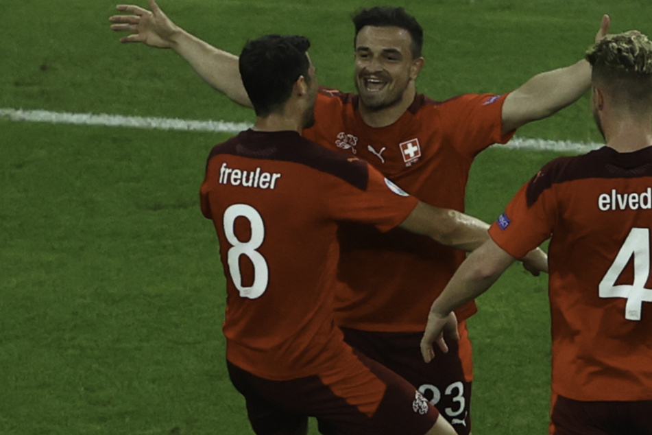 Was eine Kiste! Xherdan Shaqiri (M.) freut sich über sein Traumtor.