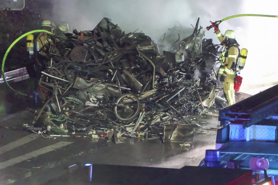 Um das Feuer unter Kontrolle zu bekommen, musste der gesamte Anhänger noch auf der Autobahn entleert werden.