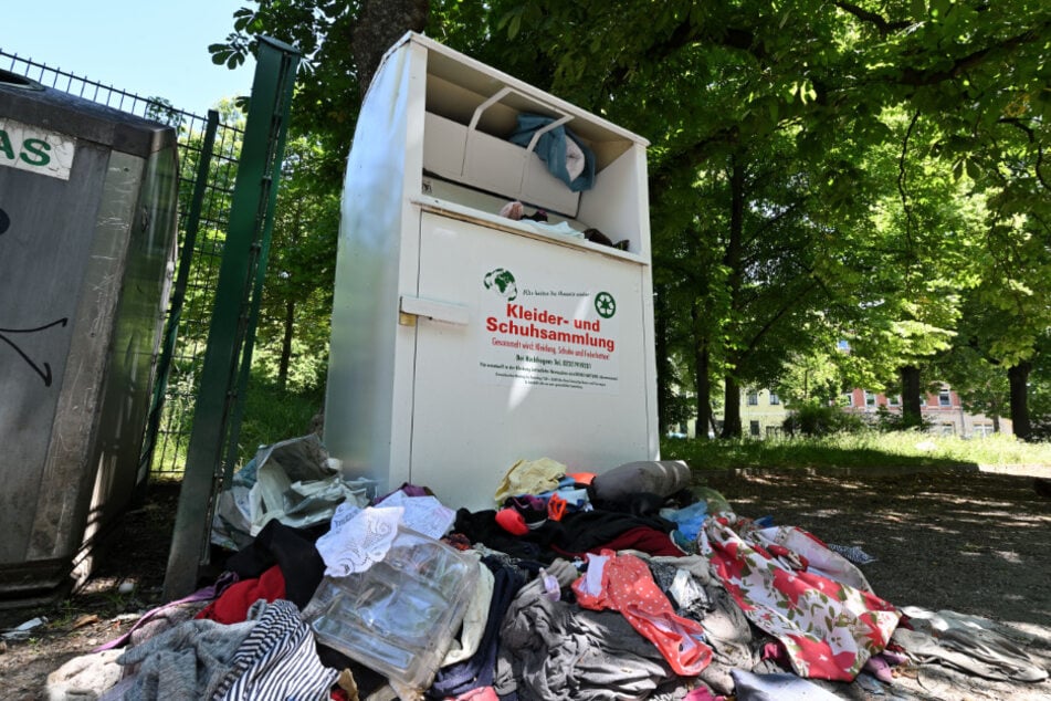 Illegale Müllablagerungen werden am häufigsten im Chemnitzer Mängelmelder angezeigt (hier: Altkleidercontainer Josephinenplatz).