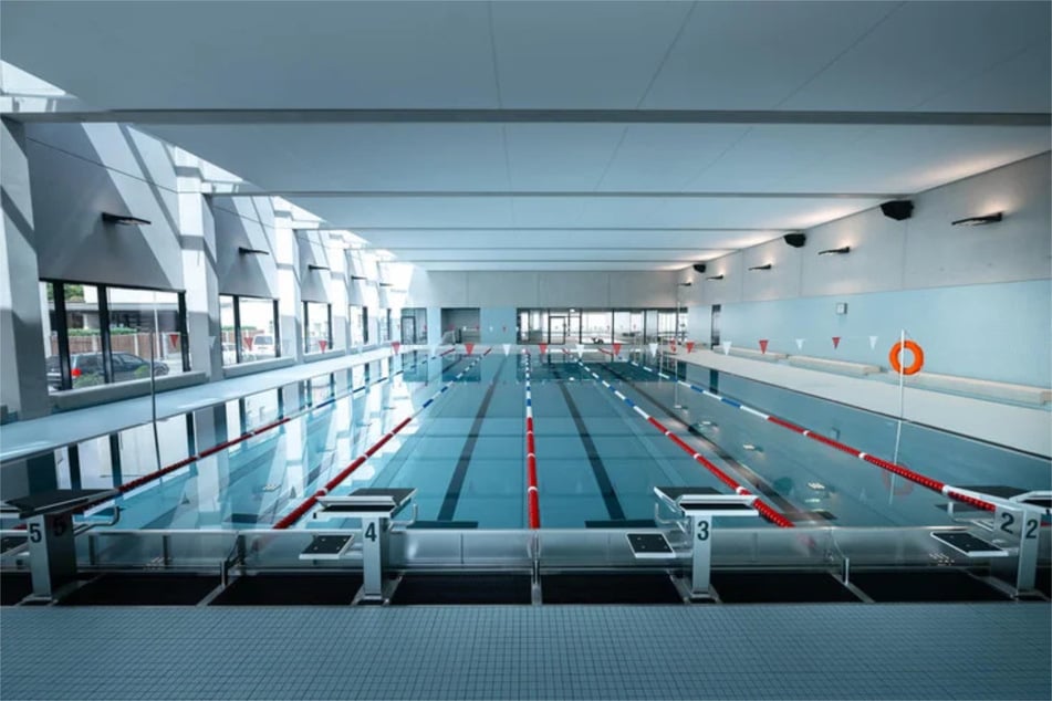 Auf sechs 25-Meter-Bahnen können Freizeitsportler ihre Runden schwimmen.