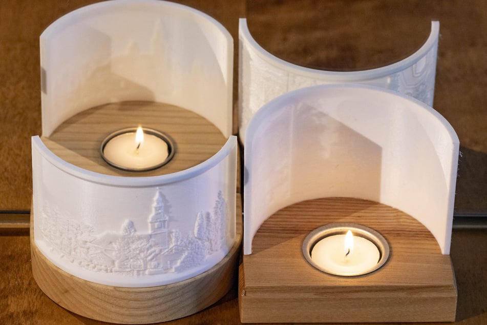 Diese kleinen Kerzenständer tragen das Bild der einstigen Kirche. Der Erlös (20 Euro pro Stück) wird dem Verein gespendet.