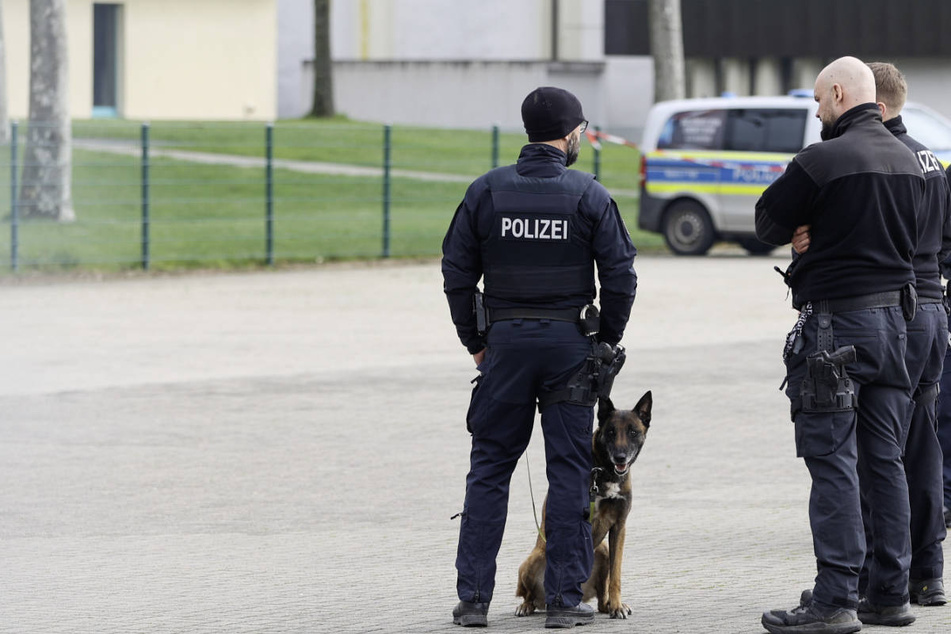 Rund 50 Beamte waren wegen der Drohschreiben am Marburger Stadion im Einsatz. Gefährliche Gegenstände wurden allerdings nicht entdeckt.