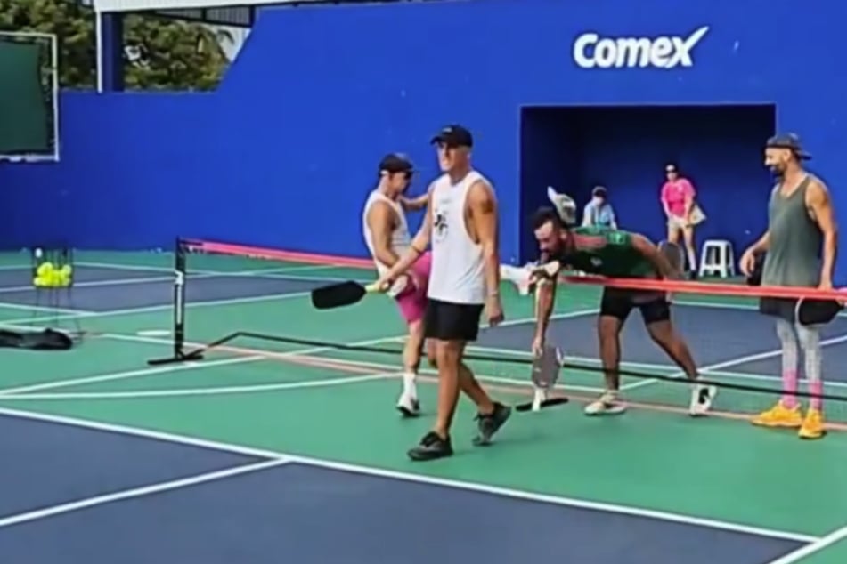 No fair play in "Pickleball": After a defeat, there was a kick in the face.