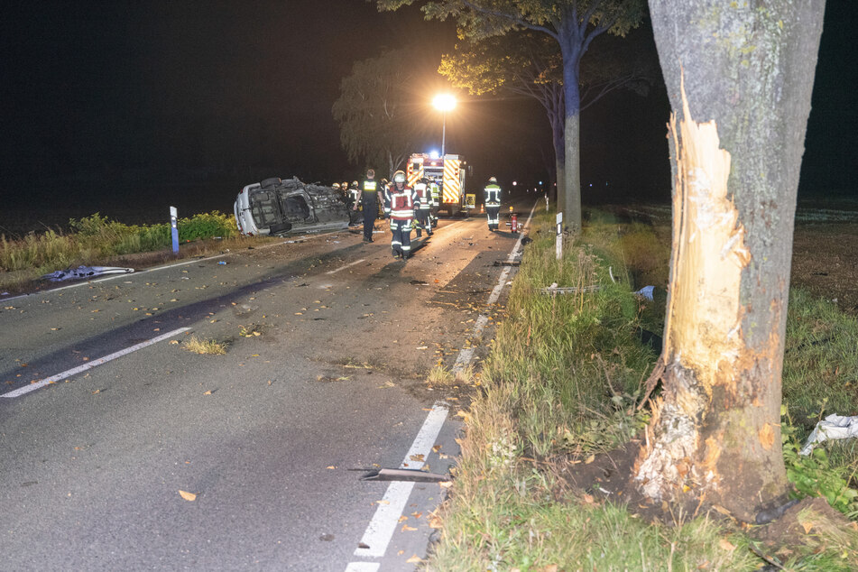 Der VW Caddy war auf der K52 im Landkreis Harburg gegen einen Baum gekracht.