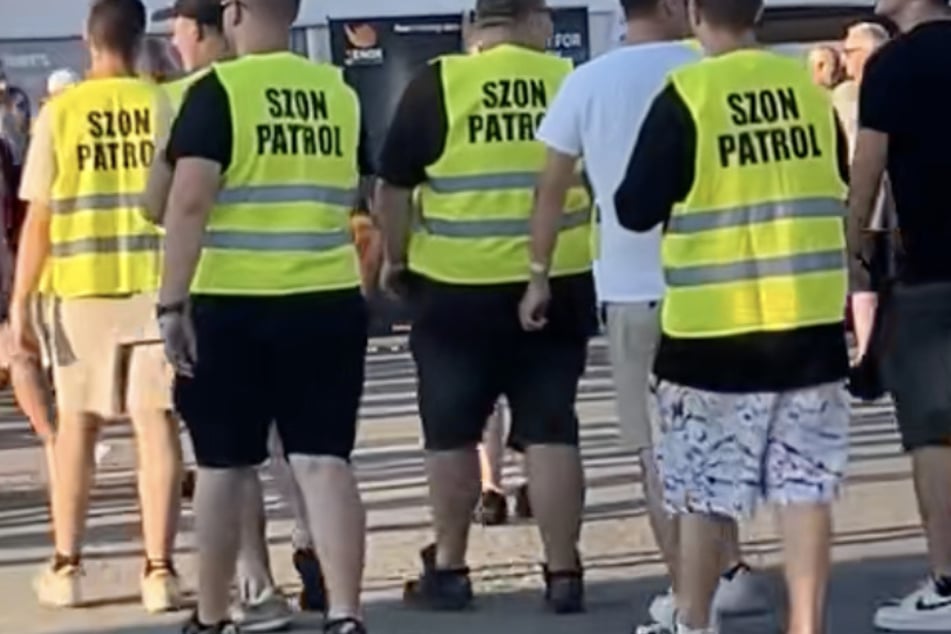Männergruppen in Warnwesten mit der Aufschrift "Szon Patrols‘" machen gezielt Jagd auf Frauen, die ihnen zu freizügig erscheinen.