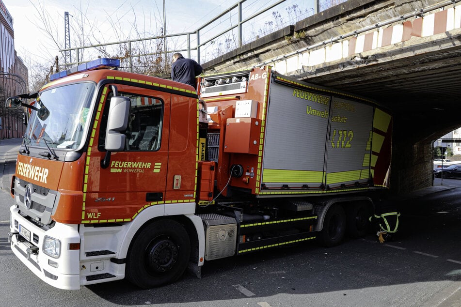 Um das Fahrzeug unter dem Bauwerk zu befreien, ließen die Einsatzkräfte Luft aus den Reifen.