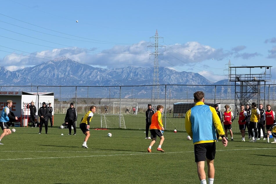 Auf dem Trainingsplatz arbeiteten die SGD-Profis an Überzahlspielen.