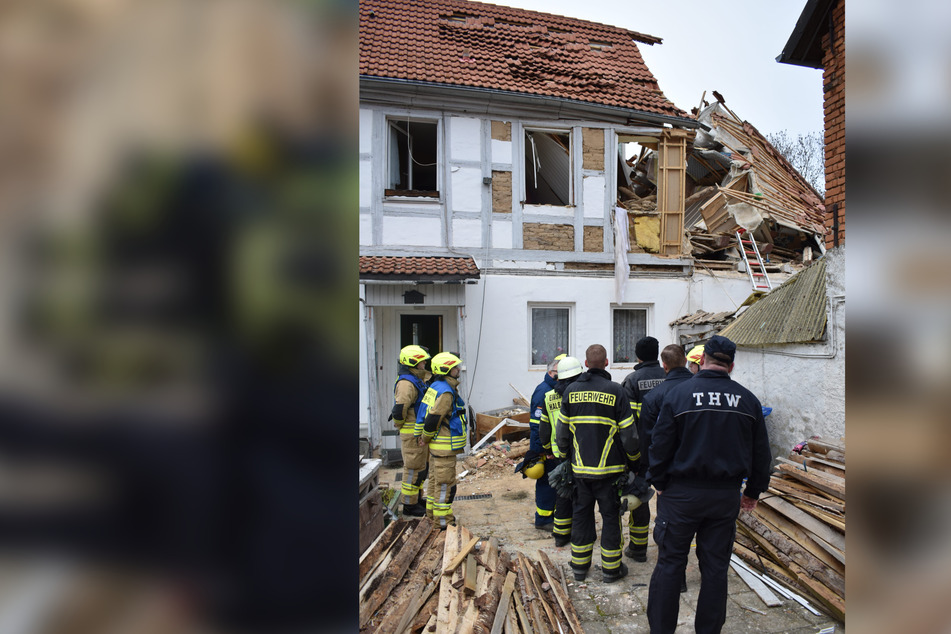 Bewohnerin nach Hausexplosion schwer verletzt: Trümmerteile flogen bis zu 50 Meter weit!