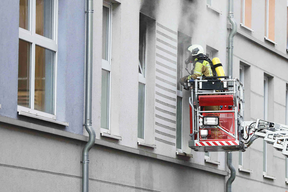 Dresden: Feuerwehreinsatz in der Neustadt: Wohnung steht in Flammen!
