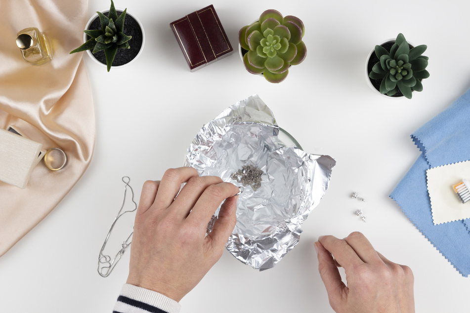 This aluminum foil trick will help to clean jewelry, but it's not a magic cure.