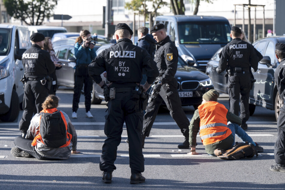 Klimaaktivisten blockieren eine Straße am Münchner Staachus. (Archiv)