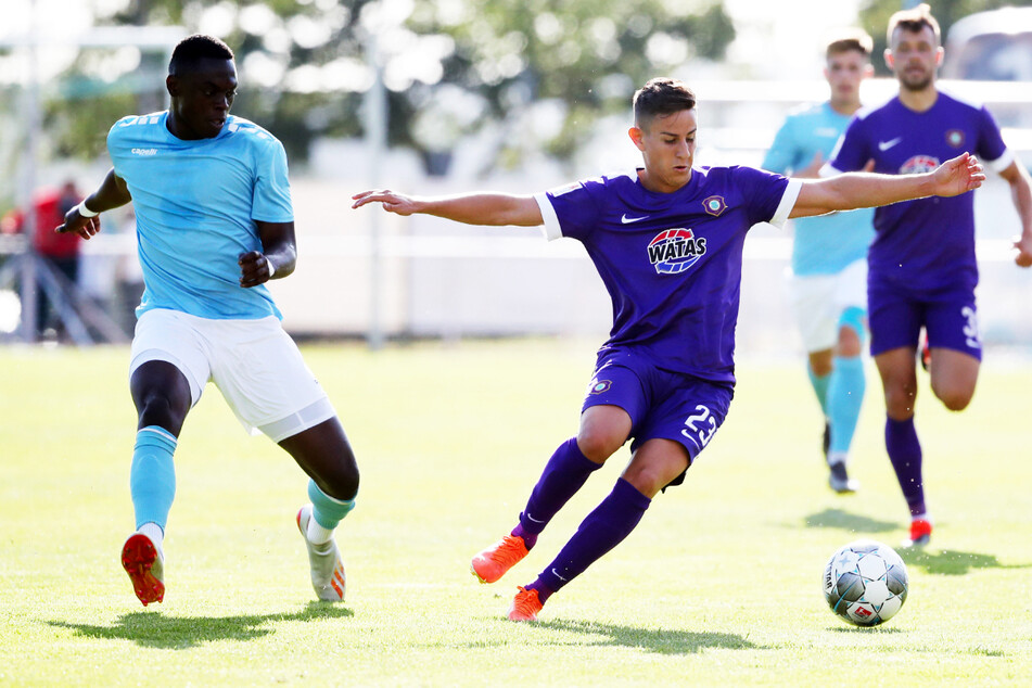 Rudolf Ndualu (21, l.) hat sich in einem Testspiel im Sommer 2019 auch schon mit dem FC Erzgebirge Aue um Nicolas Sessa (25, 2.v.r.) gemessen.