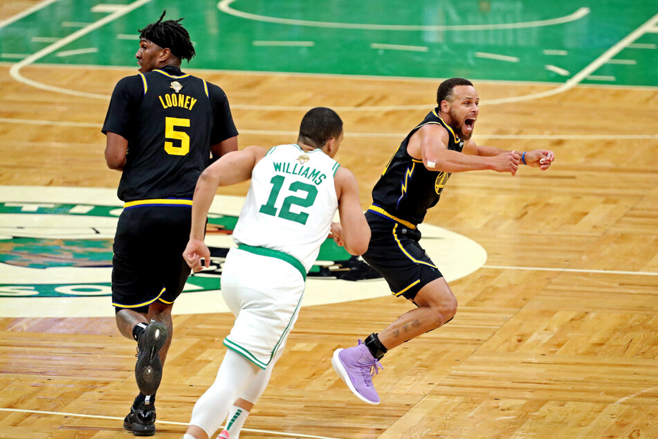 Steph Curry (r.) celebrates during the Warriors' win over the Celtics.