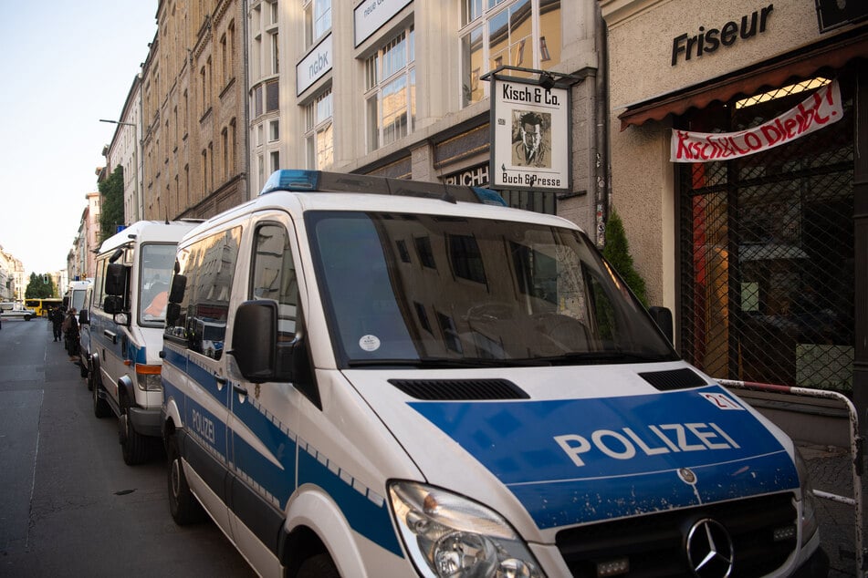 Berlin: Aufregung in Kreuzberger Ausgehviertel: Mann kündigt Schüsse auf Polizisten an