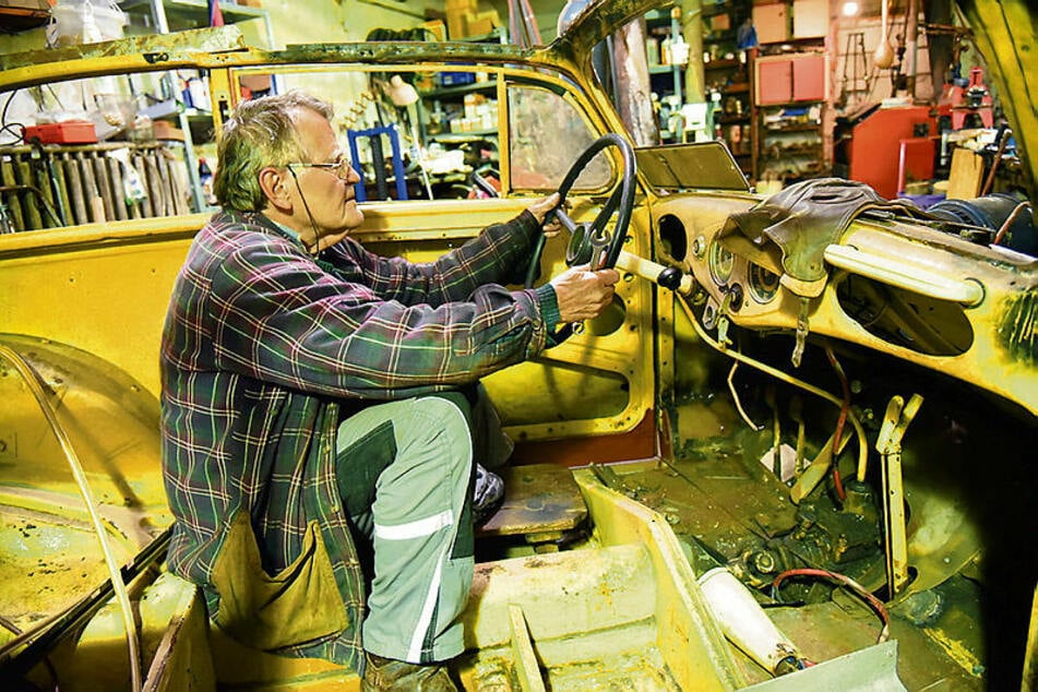 Noch muss Helge Schubert mit einem Holzhocker vorlieb nehmen. Die Originalsitze des Cabrio sollen neu bezogen werden.