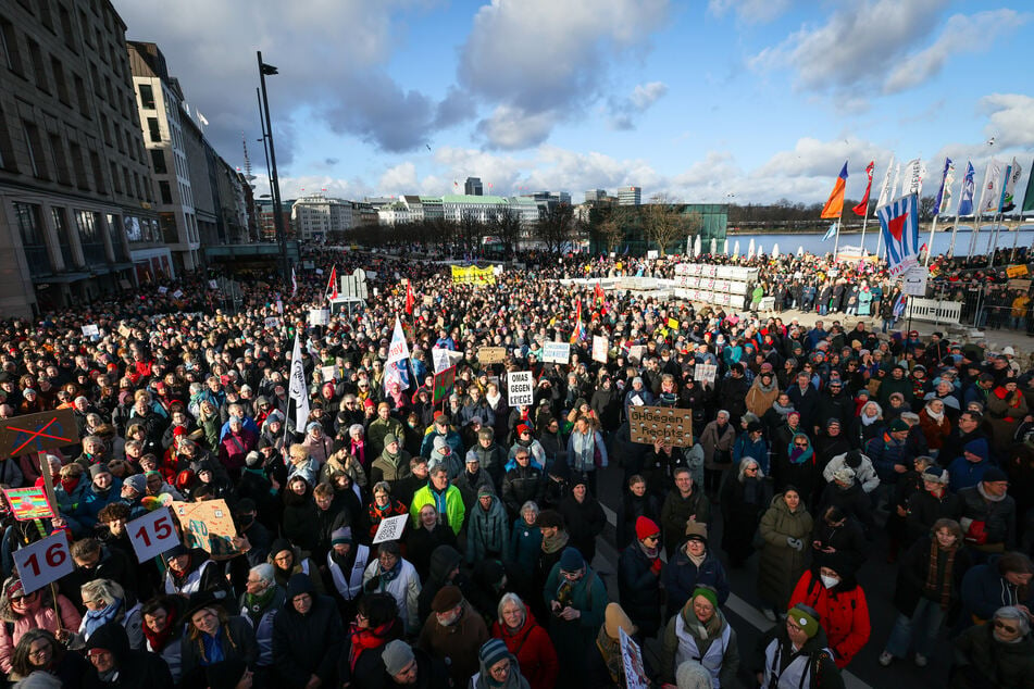 Laut Veranstalter haben sich 10.000 Menschen versammelt.