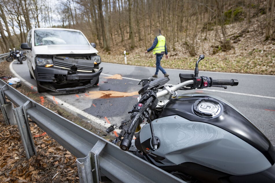 Der 54-Jährige geriet in einer Rechtskurve auf die Gegenfahrbahn und prallte frontal mit einem entgegenkommenden VW zusammen.