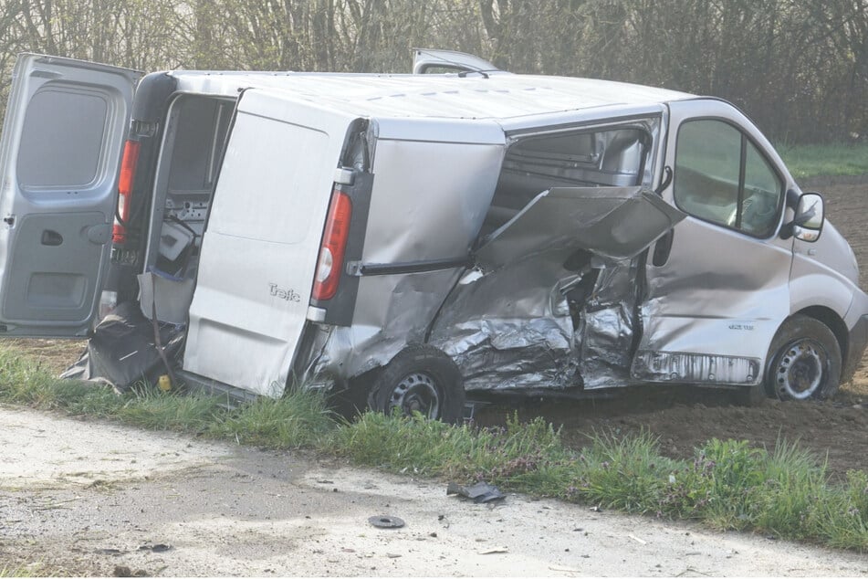 Ein Auto steht völlig eingedrückt an der Unfallstelle.