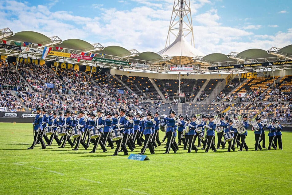 Der Spielmannszug Oberlichtenau marschiert auf dem Rasen im Stadion von Kerkrade auf.