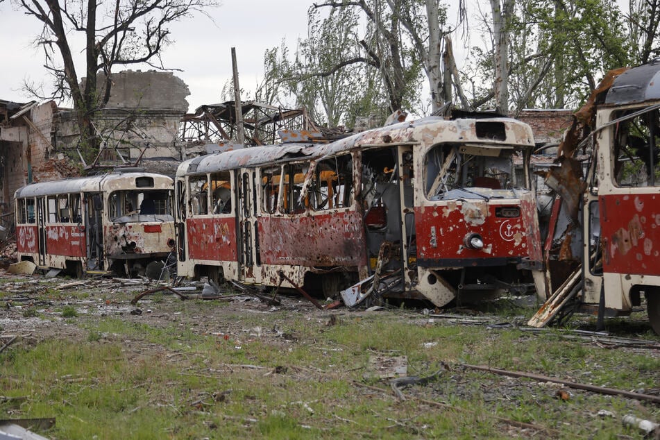 Ein völlig zerstörtes Straßenbahn-Depot in Mariupol veranschaulicht auf erdrückende Weise die Folgen des Krieges in der Ukraine.